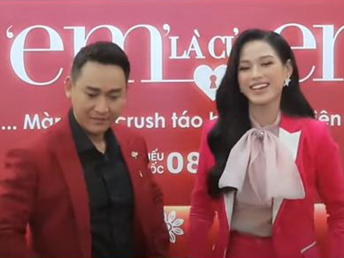 Hứa Vĩ Văn tỏ ra khá bất ngờ khi Hoa hậu Việt Nam 20220 từ chối song sau đó, anh vẫn vui vẻ chụp ảnh chung. Ảnh: Saigon daily