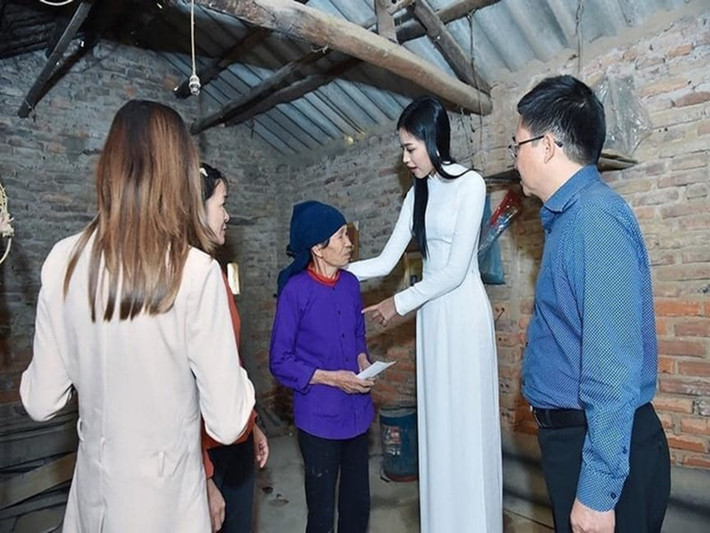 Năm 2020, khi đi từ thiện, Đỗ Thị Hà mặc áo dài. Bên cạnh những ý kiến khen ngợi thì không ít người cho rằng cho rằng cô chọn trang phục chưa phù hợp. Ảnh: Người lao động