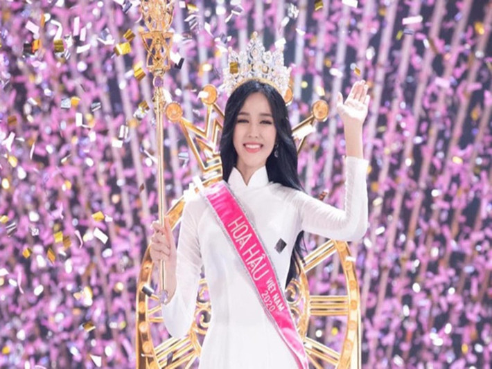 Ban tổ chức cuộc thi Hoa hậu Việt Nam chia sẻ vì chuyến từ thiện được tổ chức cùng với việc gặp gỡ lãnh đạo và giao lưu với bà con nên Đỗ Thị Hà đã không kịp thay trang phục. "Chúng tôi sẽ rút kinh nghiệm và ghi nhận mọi đóng góp", phía hoa hậu cho hay. Ảnh: Người lao động