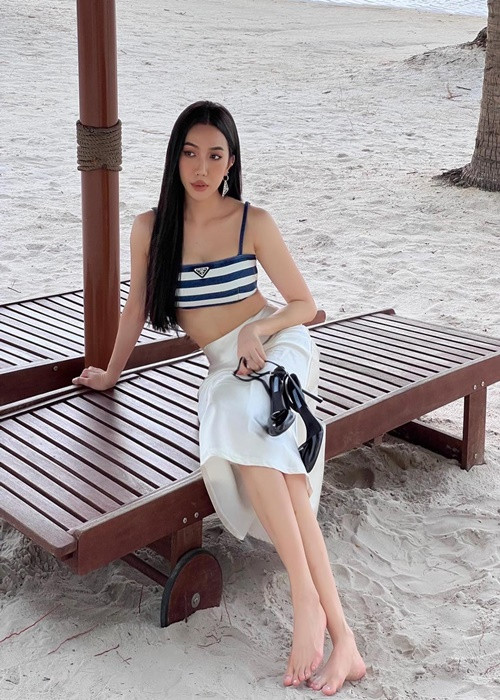 Từ khi vướng tin đồn sinh con cho Anh Tú, Diệu Nhi kiếm khi khoe trọn body. Mãi đến gần đây, nữ diễn viên hài mới thường xuyên đăng tải hình ảnh để lộ vóc dáng. Mới nhất, Diệu Nhi chia sẻ loạt ảnh diện áo bra kết hợp với chân váy khoe eo thon gợi cảm.