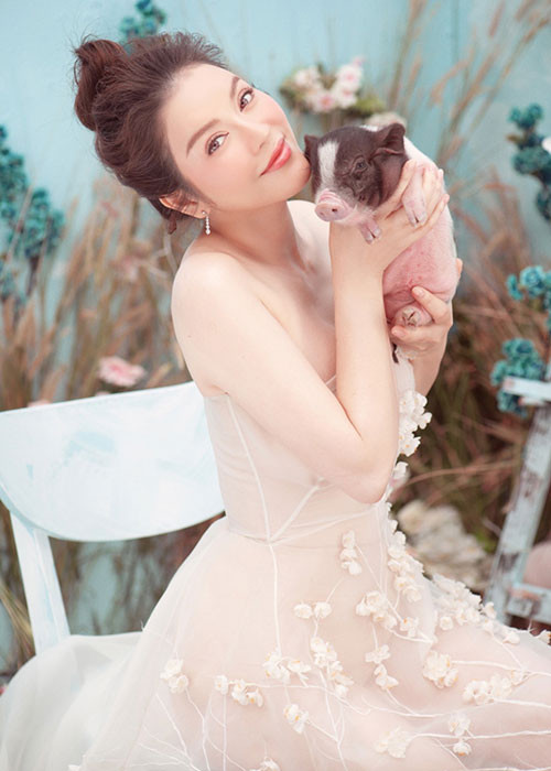 “ Yêu nhau là hỗ trợ công việc cho nhau đi lên, đó là tình yêu mà hai người muốn thể hiện cho nhau. Bạn trai muốn tôi có thể gánh vác và chia sẻ sự nghiệp của anh ấy, còn tôi mong anh ấy hiểu và thông cảm cho công việc của tôi'', Lý Nhã Kỳ trải lòng.
