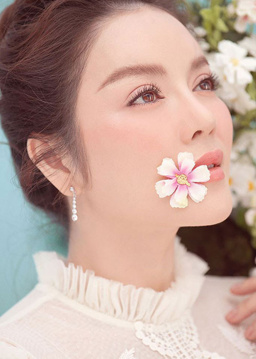 Khi được hỏi về việc lên xe hoa, mới đây, nữ diễn viên Lý Nhã Kỳ úp mở: "Câu trả lời sẽ có trong năm nay. Các bạn hãy chờ Kỳ nhé". Ảnh: Người tiêu dùng