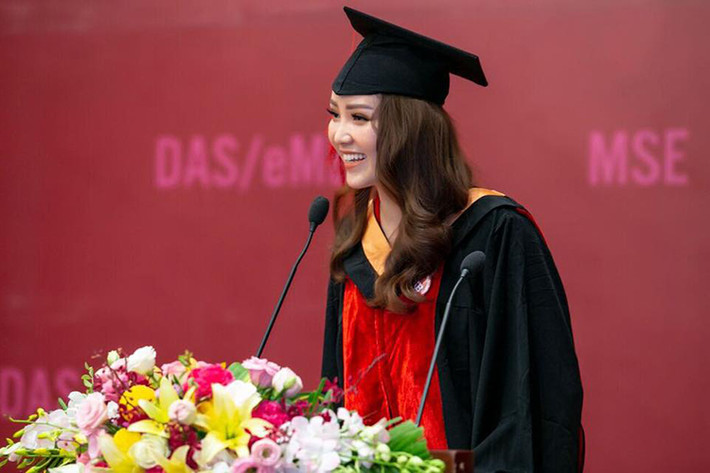 "Ông xã thấy tôi học nhiều môn hay quá, cũng xin lại hết sách để nghiên cứu. Có những khi hai vợ chồng ngồi nghiên cứu tranh luận đề tài cả buổi”, người đẹp chia sẻ thêm. Ảnh: FBNV