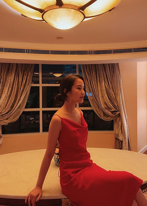 Khoe hình ảnh gợi cảm trong chiếc váy đỏ, Xuân Thảo viết: "Khi cô đơn em nhớ ai?".