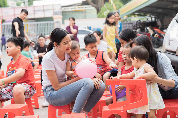 Hoàng Thùy dành thời gian vui đùa cùng các em nhỏ trong chuyến thiện nguyện.