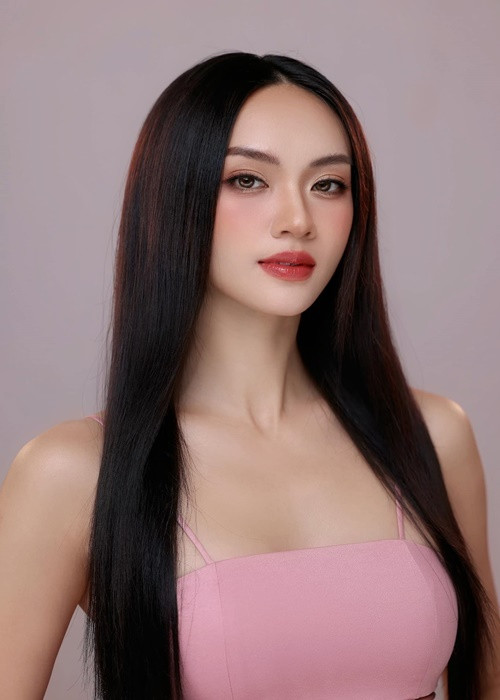 Vẻ đẹp của Thúy Quỳnh được nhận xét đậm chất Á Đông.