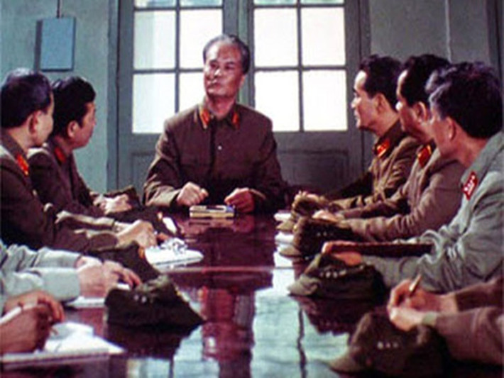 Theo Báo Nghệ An, trong phim, những đại cảnh hoành tráng được dàn dựng một cách công phu, kỹ lưỡng với máy bay, tên lửa, xe tăng, trọng pháo của các cánh quân tiến vào Sài Gòn ngày 30/4/1975. Ảnh: Công An Nhân Dân Online.