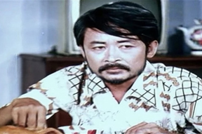 Nghệ sĩ Hai Nhất đóng vai phản diện Ba Cẩn trong Biệt động Sài Gòn. Ông còn tham gia các phim: Tiếng cú đêm, Kẻ giấu mặt, Con gái ông trùm, Tên cướp đêm vượt biên máu lạnh, Những người con biệt động Sài Gòn, Mùa nước nổi, Hương phù sa. Sau này, nghệ sĩ Hai Nhất tập trung kinh doanh. Ảnh: Gia Đình Xã Hội.
