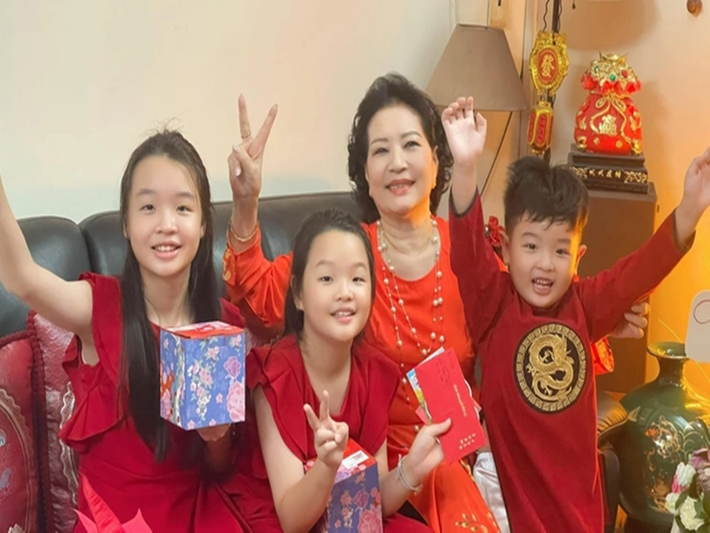 Nghệ sĩ Hà Xuyên kết hôn năm 20 tuổi. Sau khi có hai con, vợ chồng nữ diễn viên chia tay. Hiện tại, nữ diễn viên phim Biệt động Sài Gòn sống cùng chị gái tại TP.HCM. Tuy ở riêng, nhưng con cái bà vẫn thường đưa các cháu về chơi. Ảnh: Dân Việt.