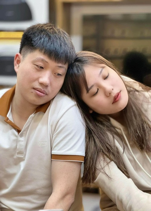 Hồi tháng 11/2022, Hiệp Gà khoe được con gái và con rể tương lai tặng một chiếc điện thoại. Ảnh: Gia Đình và Xã Hội.