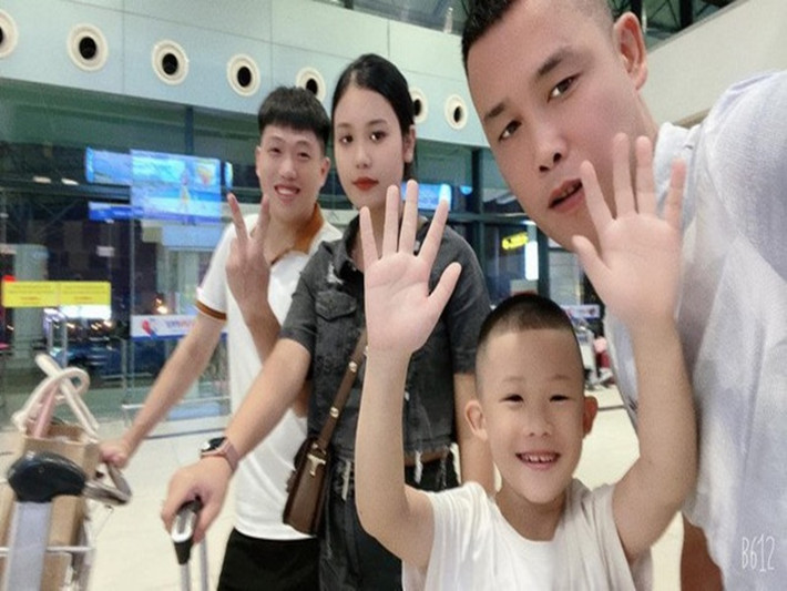 Diễn viên Hiệp Gà (ngoài cùng bên phải) chia sẻ trên Gia Đình và Xã Hội về thông tin kết hôn của con gái Dương Nguyễn Hân Huyền. Ảnh: Gia Đình và Xã Hội.