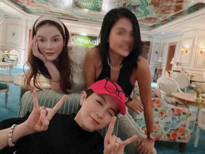 Theo Phụ Nữ Mới, trên mạng xã hội, Lý Nhã Kỳ nhiều lần "thả tim" hình ảnh của Gil Lê. Ảnh: FBNV.