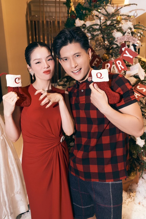 Lệ Quyên vui đùa với bạn trai kém 12 tuổi. "Lén lút trong lúc mình hát, đăng tải trước hả", cô viết dưới bài đăng của Lâm Bảo Châu. Ảnh: FBNV.