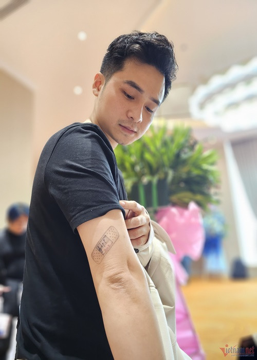 Dương Hoàng Yến xem Hà Anh là bạn nhưng Hà Anh còn yêu cô. Nam ca sĩ vừa xăm tên viết tắt của Dương Hoàng Yến lên tay kỷ niệm 5000 ngày quen nhau. Ảnh: Vietnamnet.