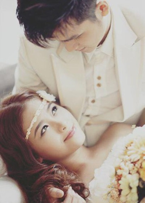 Dương Hoàng Yến - Hà Anh quen biết nhau khi học tại trường Cao đẳng Nghệ thuật Hà Nội. Thời điểm mới gặp Hà Anh, Dương Hoàng Yến bị hút hồn bởi khả năng đàn guitar và vẻ điển trai của anh. Tuy nhiên, nữ ca sĩ hơi hụt hẫng khi biết anh là người đào hoa. Ảnh: FBNV.