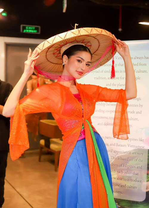 Ở phần thi tài năng, đại diện Philippines gây bất ngờ khi mặc áo tứ thân, đội nón quai thao để trình diễn tiết mục múa truyền thống Việt Nam. Điều này giúp cô ghi điểm trong mắt khán giả Việt. Ảnh: FBNV.