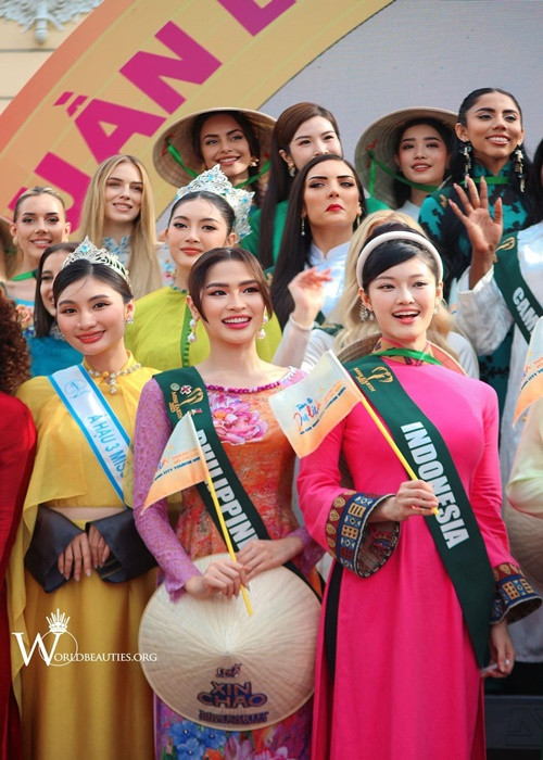 Yllana khoe vẻ đẹp dịu dàng trong tà áo dài Việt Nam. Ảnh: FBNV.