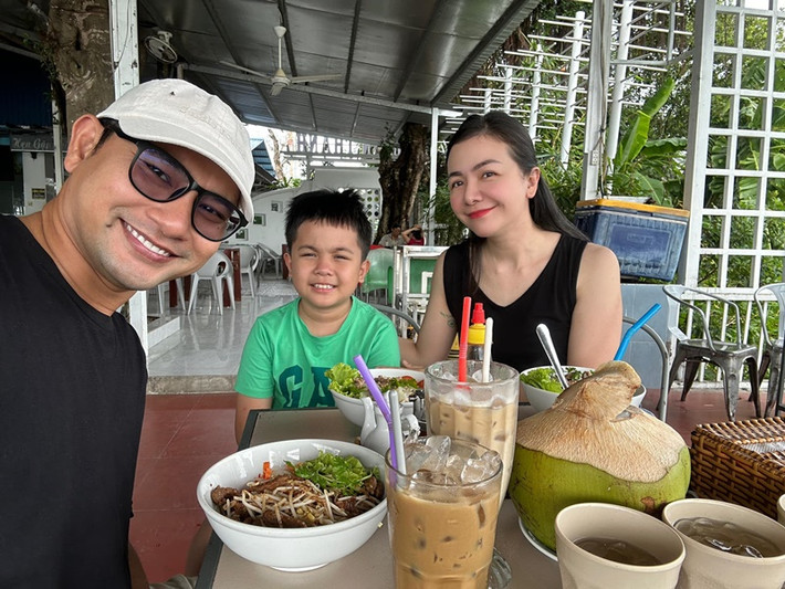 Vợ chồng Ái Châu về nước vào dịp con trai được nghỉ hè.