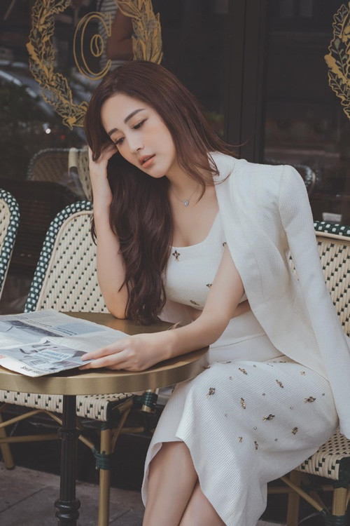 Tháng 12/2023, Mai Phương Thúy chia sẻ trên Znews, tin đồn có con với một chủ tịch tập đoàn lớn là sai sự thật. Người đẹp cho biết, cô thường xuyên bị mạo danh trên mạng xã hội. Ảnh: FB Mai Phương Thúy.