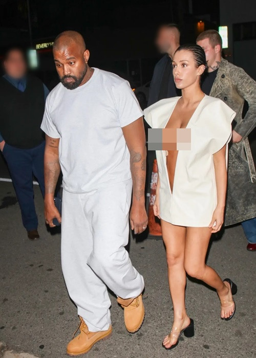 Bianca Censori - vợ Kanye West sinh năm 1995, kém chồng 18 tuổi. Ảnh: Backgrid.