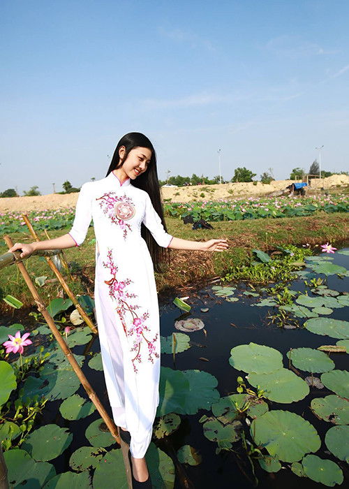 “Bản sao” Hoa hậu Nguyễn Thị Huyền hiện đang “gây sốt” tại cuộc thi Hoa hậu Việt Nam 2016.(Ảnh: Facebook Bùi Nữ Kiều Vỹ)