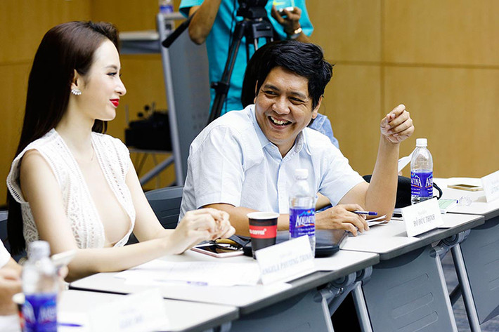 Sau khi nhanh chóng trao đổi qua công việc với đạo diễn Đức Thịnh, “bà mẹ nhí” cùng nam đạo diễn bắt đầu gặp gỡ những ứng viên sáng giá.