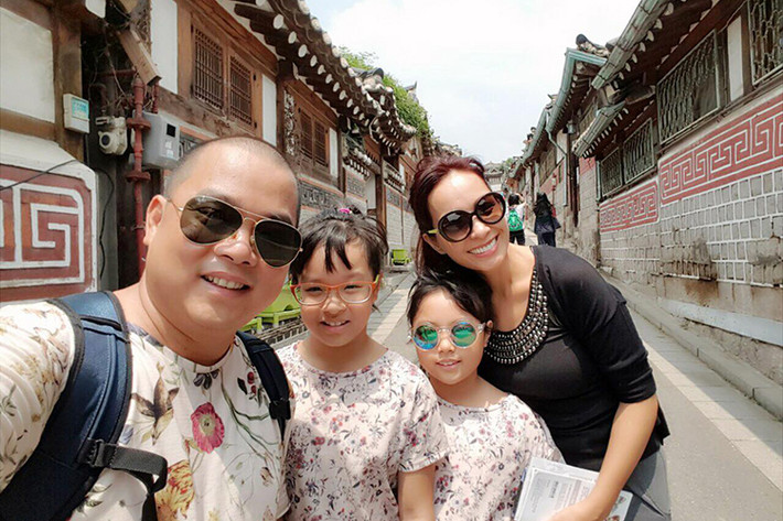 Thúy Hạnh cho biết, hai cô con gái đã lớn và hai vợ chồng muốn hai bé đi du lịch cùng bố mẹ để trải nghiệm nhiều hơn.