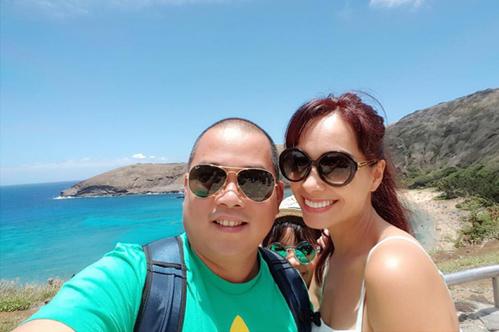 Bé Suti thích thú tìm mọi cách có mặt trong những tấm hình selfie của bố mẹ.