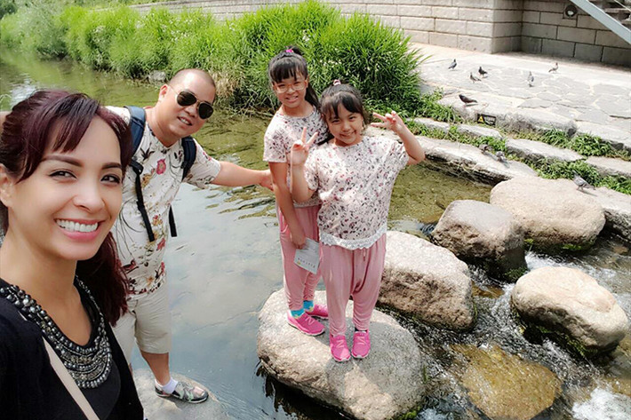 Mỗi khi đặt chân đến một vùng đất mới, vợ chồng Thúy Hạnh luôn ghi lại những khoảnh khắc của gia đình.