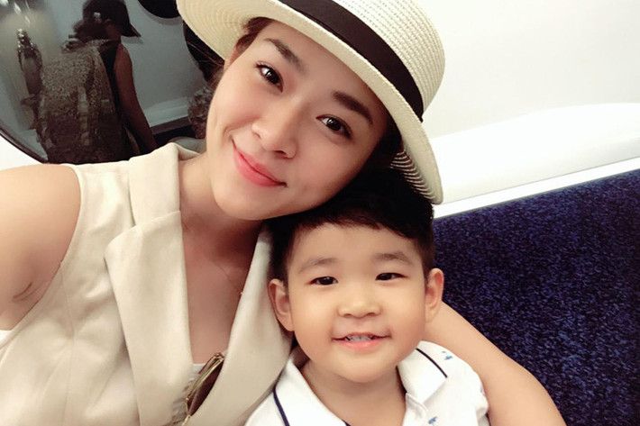 Vào cuối tuần, các dịp lễ tết, Diệp Bảo Ngọc đều dẫn con trai đi chơi. Mới đây, nhân dịp bé nghỉ hè, cả hai đã du lịch ở Hong Kong.