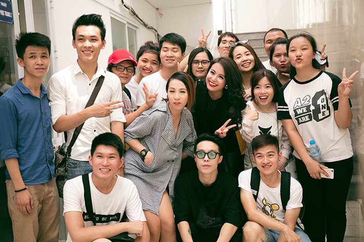 Sau chương trình, giọng ca “Rơi” nán lại để chụp ảnh cùng người hâm mộ của mình tại Hà Nội.