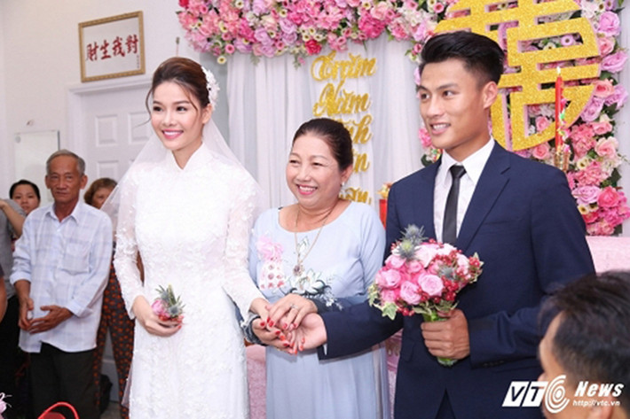 Được biết, sáng sớm ngày hôm nay, nam cầu thủ mới đáp chuyến bay từ Hà Nội về TP HCM rồi được đưa đến Sóc Trăng. (Ảnh: VTC News)