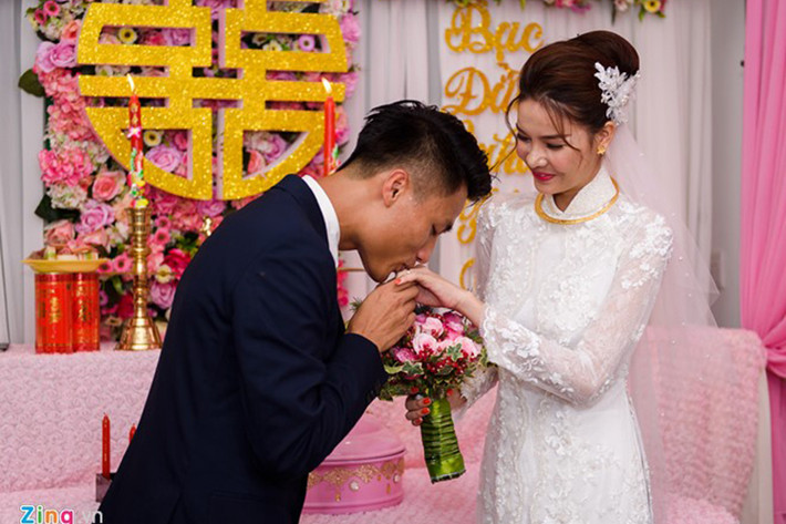 Sau khi trao nhẫn, Mạc Hồng Quân hôn tay Kỳ Hân để bày tỏ tình yêu với một nửa của mình. (Ảnh: Zing)