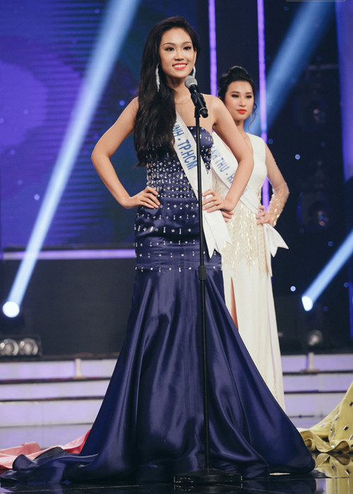 Được biết, ở phần ứng xử trong đêm chung kết Hoa khôi Áo dài Việt Nam 2016, Phương Linh đã trả lời rất gãy gọn, đi đúng trọng tâm và có ý nghĩa bằng tiếng Anh cho câu hỏi của giám khảo Henri: “Nếu có cơ hội giới thiệu vẻ đẹp của cô gái Việt Nam đến bạn bè thế giới thì em sẽ giới thiệu điều gì?”. (Ảnh: Hà Nội mới online)