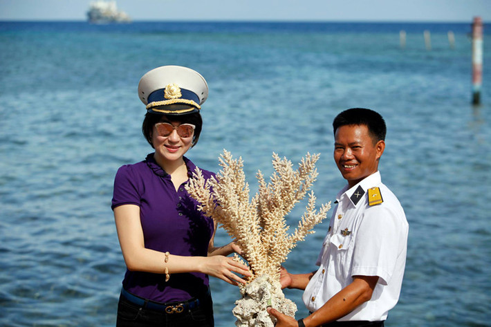 Hoa hậu Việt Nam 2004 nhận món quà từ biển của những người lính đảo ở Trường Sa.