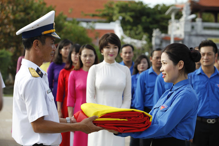 Nguyễn Thị Huyền duyên dáng trong tà áo dài trắng tại lễ trao lá cờ từ cột cờ Lũng Cú đến với Trường Sa.