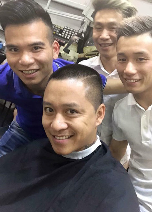Tình yêu của Tuấn Hưng với trái bóng tròn còn được thể hiện khi anh từng hứa sẽ cạo trọc đầu nếu U23 Việt Nam thua U23 Thái Lan tại vòng loại SEA Games vào ngày 10/6. Điều đáng buồn, đội tuyển Việt Nam đã thất bại. Giữ đúng lời hứa của mình, Tuấn Hưng đã xuống tóc. (Ảnh: Facebook Tuấn Hưng)