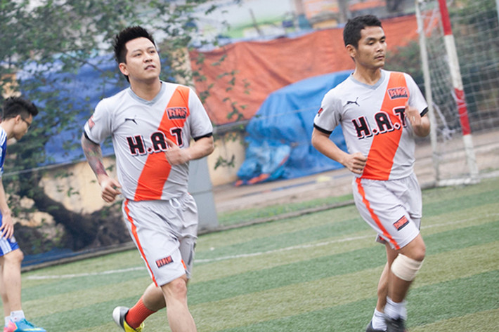 Ca sĩ Tuấn Hưng thuộc top sao Việt là tín đồ của bóng đá. Anh từng tham gia tập luyện ở đội trẻ của Thể Công. Hiện tại, bóng đá vẫn là niềm đam mê của Tuấn Hưng. Ngoài việc thường xuyên ra sân, tham gia bình luận bóng đá trên truyền hình, Tuấn Hưng còn thành lập đội bóng HAT. (Ảnh: Tiền phong)
