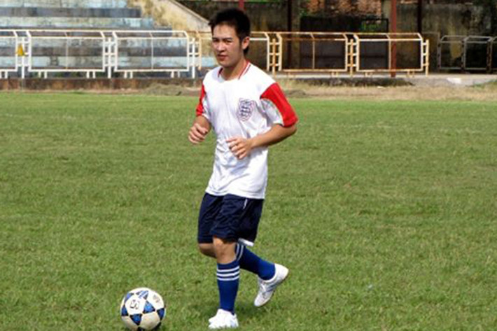 Vì yêu thích trái bóng tròn, hồi còn nhỏ, ca sĩ Hoàng Hải từng trốn ngủ trưa để đi đá bóng. Hiện tại, anh vẫn thường xuyên ra sân. Theo chia sẻ của Hoàng Hải với trang Bóng đá plus, chơi bóng đá giúp anh thỏa mãn niềm đam mê, xả stress. (Ảnh: Phununews)