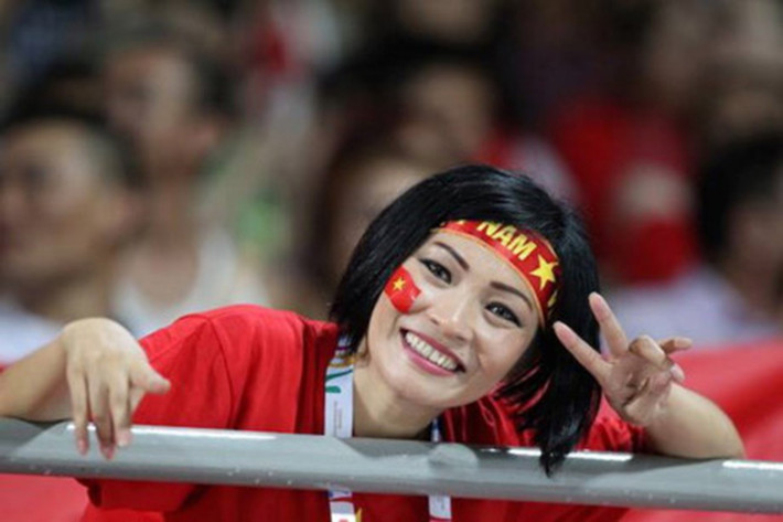 Phương Thanh có tình yêu cháy bỏng với thể thao, đặc biệt là bóng đá. Khi mới gia nhập làng giải trí và bắt đầu nổi tiếng, nữ ca sĩ thường xuyên đến cổ vũ cho đội tuyển bóng đá Việt Nam. (Ảnh: VTC News)
