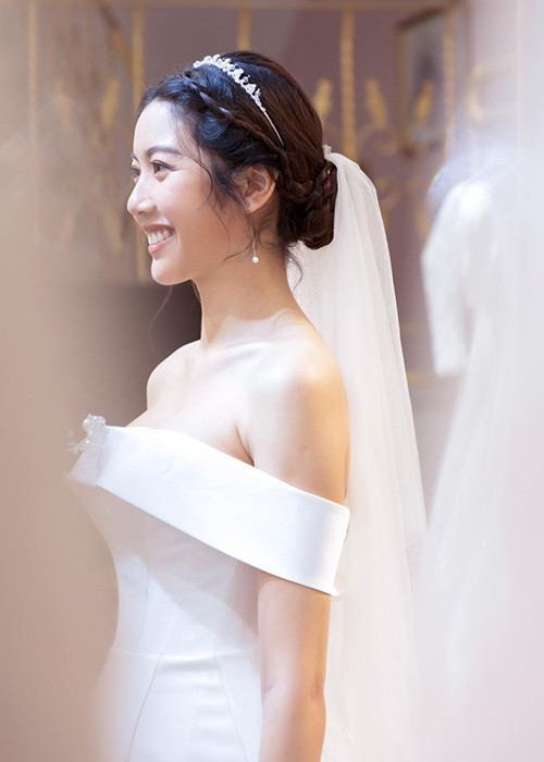 Thúy Vân kết hôn vào tháng 7/2020 ở độ tuổi 27. Thời điểm làm đám cưới, nàng á hậu đang mang bầu con trai đầu lòng, nhan sắc được khen mặn mà.