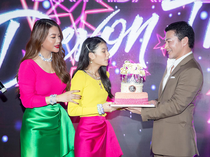 Trần Bảo Sơn và Trương Ngọc Ánh hội ngộ vì con gái dù đã đường ai nấy đi.