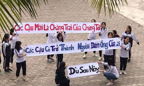 Hưởng ứng phong trào Ngày Quốc tế Nam giới, các bạn nữ vô cùng hào hứng chuẩn bị những món quà vừa độc lạ vừa sang - xịn - mịn dành cho các bạn nam trong lớp. “Cánh mày râu” được một phen “mắt tròn mắt dẹt” trước những ý tưởng vô cùng dễ thương của các “nóc nhà”.“Dù sau này, các cậu có trở thành người đàn ông của ai. Các cậu mãi là chàng trai của chúng tớ”, dòng nhắn gửi của các bạn nữ trên giấy khổ lớn. (Ảnh: Nguyễn Mạnh Đức)