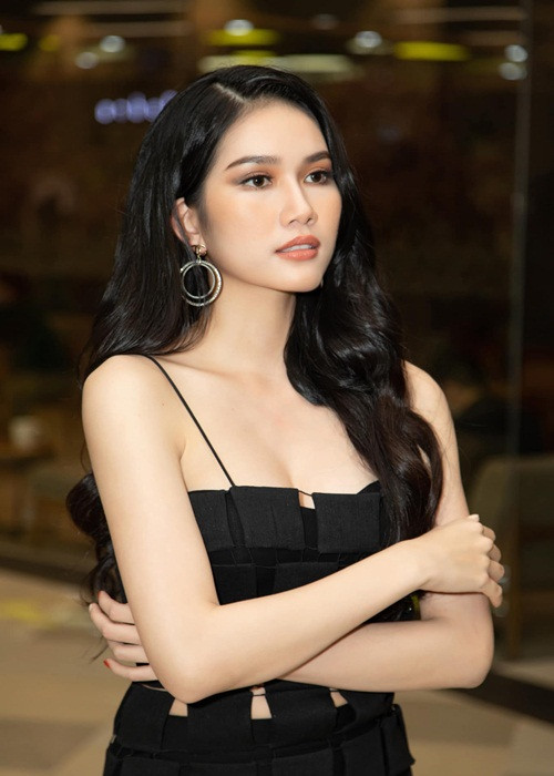 Cô xinh đẹp, gợi cảm hơn, theo đuổi hình ảnh quyến rũ nhưng không kém phần thanh lịch.