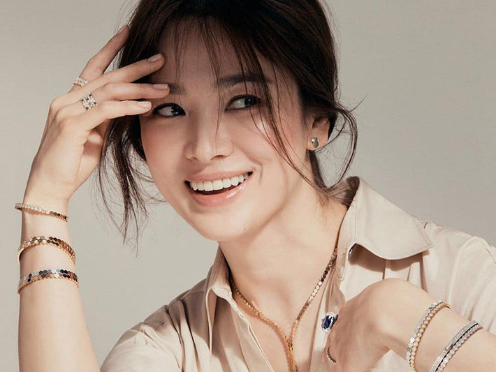 Là một nhà thiết kế thời trang 38 tuổi, nhân vật Ha Young Eun của Song Hye Kyo luôn chăm chút bản thân, không giấu tham vọng trong nghề và không lãng phí thời gian vì đàn ông, cũng không có hứng thú với đàn ông. Nhiều fan rất ngóng chờ dự án phim ảnh đầu tiên của Song Hye Kyo sau khi cô khi ly hôn.