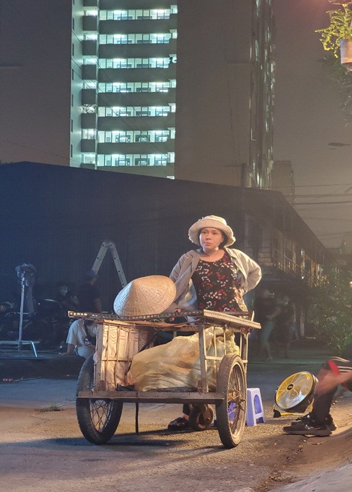 Việt Hương đồng cảm với những người có hoàn cảnh khó khăn bởi cô có tuổi thơ nghèo khó. Nữ nghệ sĩ cho biết: “Tôi lớn lên nhờ hàng rong của mẹ, thành danh nhờ những vai diễn buôn gánh bán bưng, thương lắm”.