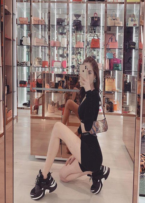 Ngọc Trinh có tủ đồ hiệu khủng. Cô từng mua đồng hồ 1,8 tỷ để ăn mừng đạt 5 triệu lượt theo dõi trên Instagram, tậu túi xách 2,8 tỷ đồng, có khoảng 400 đôi giày trị giá 5 tỷ.