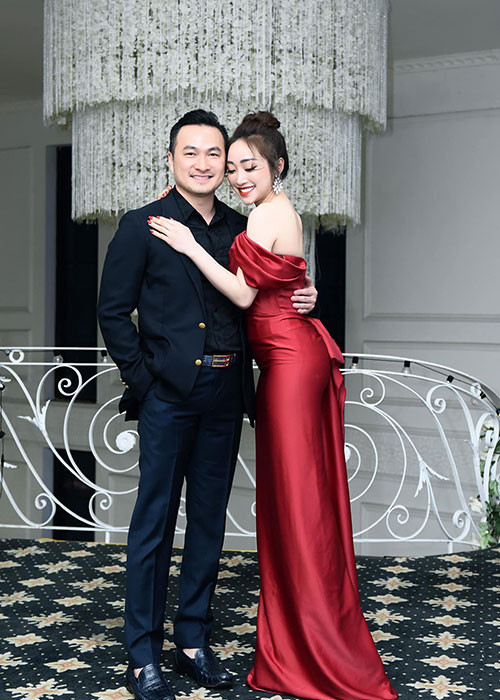 Lý Thùy Chang năm nay 32 tuổi, kém Chi Bảo đến 16 tuổi. Cô có gương mặt xinh đẹp, vóc dáng gợi cảm không kém bất kì mỹ nhân Việt nào.