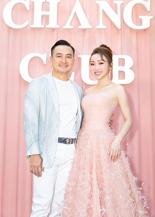 Sánh đôi bên Chi Bảo tại các sự kiện, Thùy Chang luôn thu hút sự chú ý nhờ nhan sắc như nàng hoa hậu.