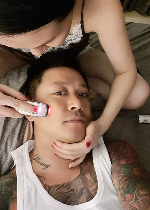 Năm 2019, nhân 5 năm ngày cưới, Tuấn Hưng xăm tên bà xã Thu Hương. “Kỷ niệm 5 năm anh theo em về làm chồng em. Viết tên em lên cổ”, Tuấn Hưng viết.